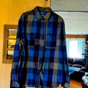Men’s MEDIUM Flannel button down.